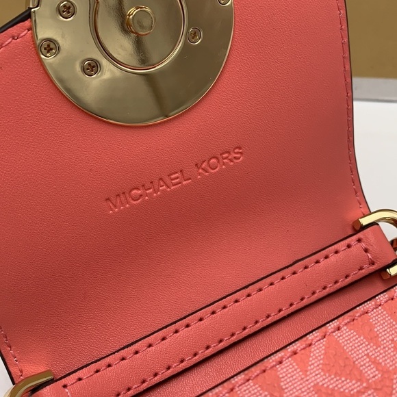 Michael Kors Carmen Small Logo
Smartphone Crossbody Grapefruit signature color - Picture 7 of 16